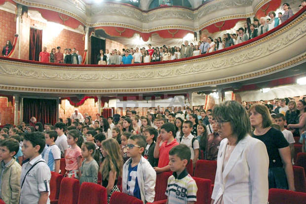 Новосъздаденото основно училище "Валери Петров" в Плевен отбеляза първия си училищен празник Новосъздаденото основно училище "Валери Петров" в Плевен отбеляза първия си училищен празник