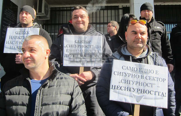 Надзиратели от затворите в Плевен и Белене и охранители излязоха на пореден протест пред Съдебната палата Надзиратели от затворите в Плевен и Белене и охранители излязоха на пореден протест пред Съдебната палата