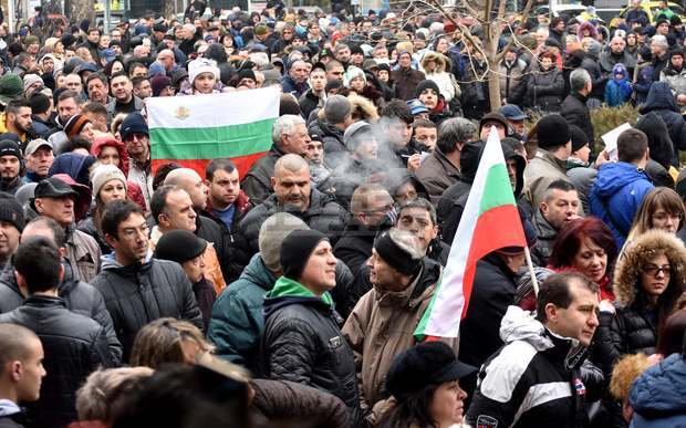 В Пловдив над хиляда граждани протестираха в защита на обвинения в убийство доктор Димитров В Пловдив над хиляда граждани протестираха в защита на обвинения в убийство доктор Димитров