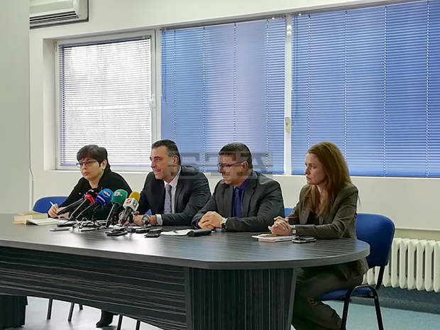Неуредени бизнес отношения са в основата на убийството в Нареченски бани, за което са задържани баща и син Неуредени бизнес отношения са в основата на убийството в Нареченски бани, за което са задържани баща и син