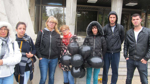 В Плевен продължава протестът на майки на деца с увреждания, подкрепени от млади мъже