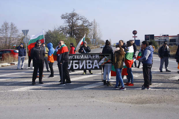 Протестиращи затвориха пътя от пътен възел "Петолъчка" към Бургас Протестиращи затвориха пътя от пътен възел "Петолъчка" към Бургас