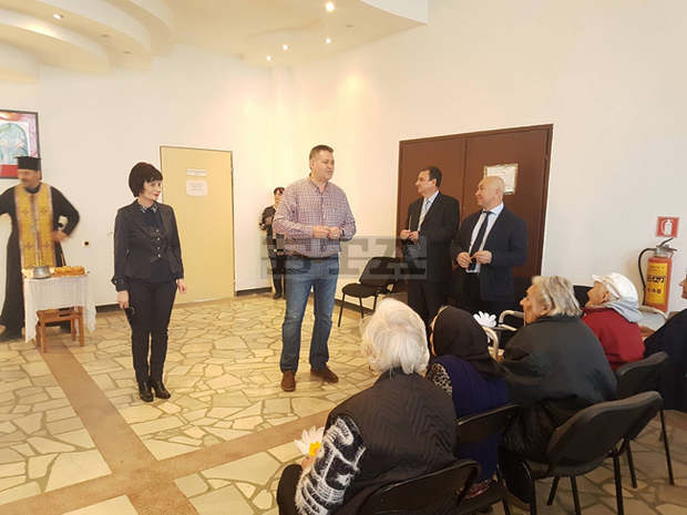 Кметът на Разград поздрави потребителите на Дома за стари хора на тържество за Великден Кметът на Разград поздрави потребителите на Дома за стари хора на тържество за Великден