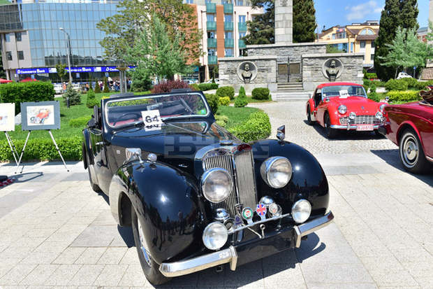 Над 100 автомобила и около 40 мотоциклети бяха показани на ретропарад в Сливен