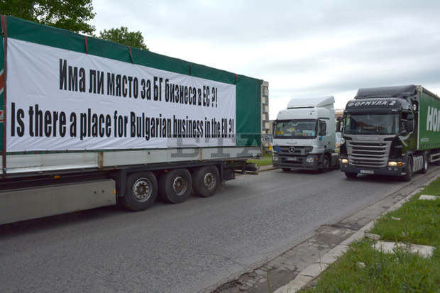 Превозвачи се събраха на мирен протест край ГКПП "Дунав мост" при Русе