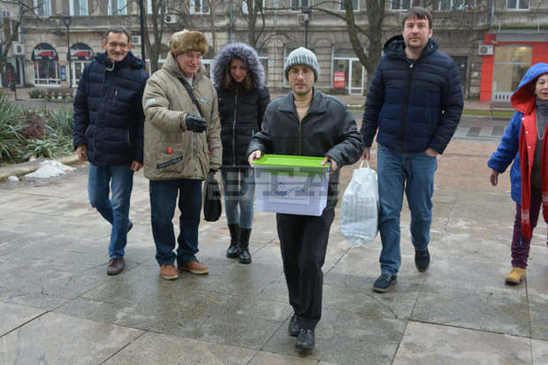 Инициативен комитет внесе подписка в Общинския съвет в Русе за референдум за чиста околна среда Инициативен комитет внесе подписка в Общинския съвет в Русе за референдум за чиста околна среда