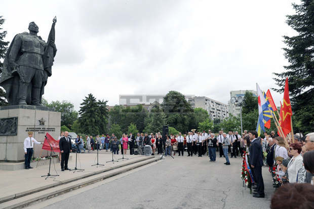 С церемония и с шествие на Безсмъртния полк бе отбелязан Денят на победата в Русе