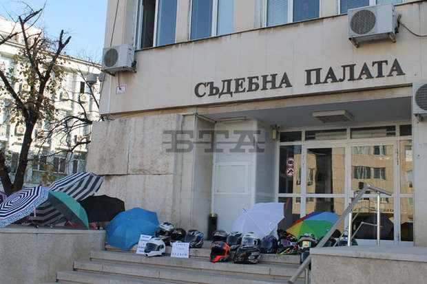 С мирен протест пред съда в Търговище родители на пострадали в катастрофа младежи призоваха за справедлив и безпристрастен процес С мирен протест пред съда в Търговище родители на пострадали в катастрофа младежи призоваха за справедлив и безпристрастен процес
