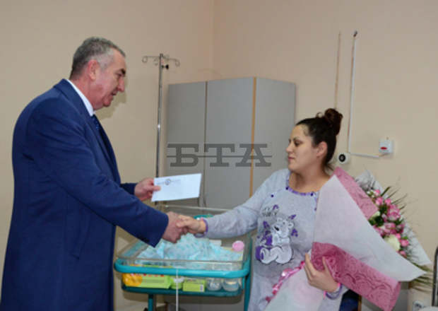 Кметът Огнян Ценков посети в болницата първото родено бебе за 2019 година в община Видин