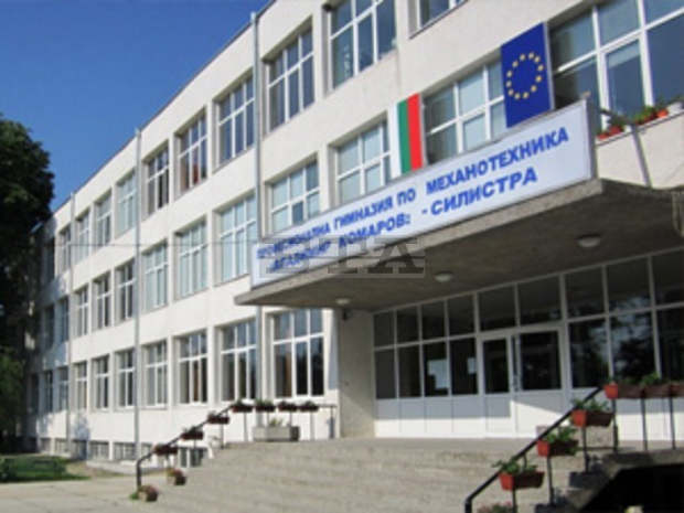 Отбелязана бе петдесет и петата годишнина на силистренската професионална гимназия по механотехника "Владимир Комаров" Отбелязана бе петдесет и петата годишнина на силистренската професионална гимназия по механотехника "Владимир Комаров"
