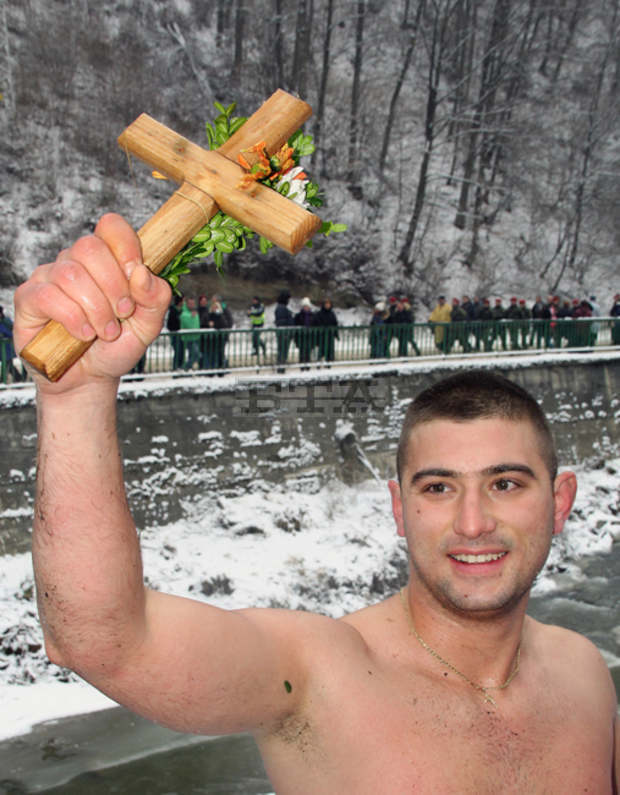 Офицер извади кръста на от р. Черна на Богоявленски водосвет в Смолян Офицер извади кръста на от р. Черна на Богоявленски водосвет в Смолян