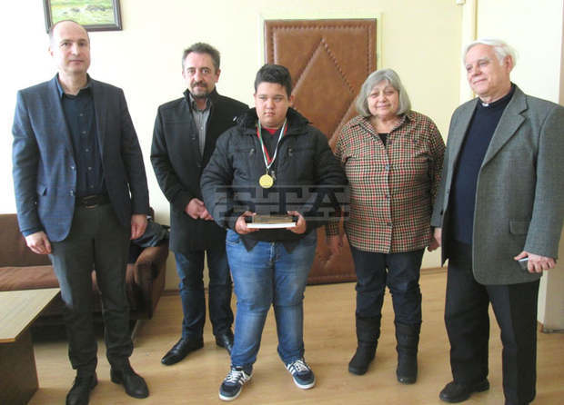 Председателят на общинския съвет в Плевен поздрави 15-годишен ученик, спасил от удавяне в Искър две сестри Председателят на общинския съвет в Плевен поздрави 15-годишен ученик, спасил от удавяне в Искър две сестри