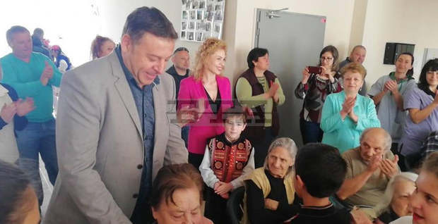 Великденски козунаци получиха обитателите на Дома за стари хора в Благоевград Великденски козунаци получиха обитателите на Дома за стари хора в Благоевград