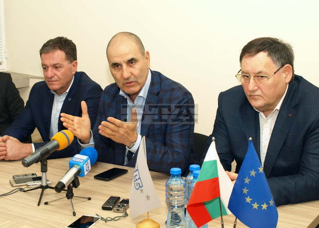 Зам.-председателят на ГЕРБ Цветан Цветанов е уверен, че ще бъде решен проблемът с водата на Шумен Зам.-председателят на ГЕРБ Цветан Цветанов е уверен, че ще бъде решен проблемът с водата на Шумен