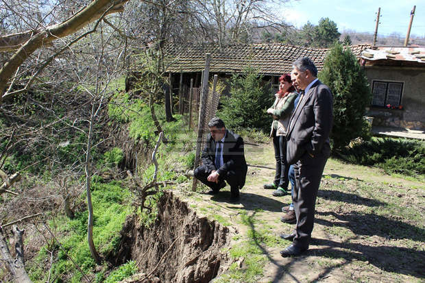 Активизирало се свлачище в русенско село застрашава къщи Активизирало се свлачище в русенско село застрашава къщи