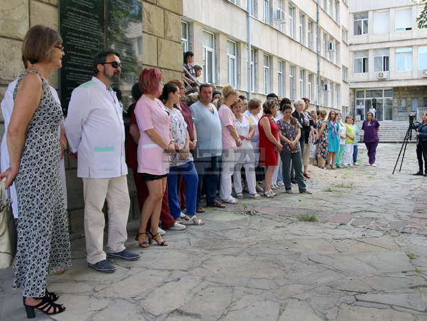 Лекарите от лечебните заведения във Великотърновска област се включиха в протеста срещу насилието срещу медици Лекарите от лечебните заведения във Великотърновска област се включиха в протеста срещу насилието срещу медици