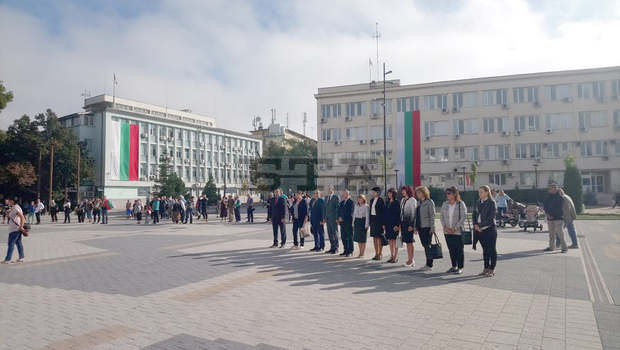 С ритуал по издигането на националното знаме в Търговище започна честването на 110-та годишнина от обявяването на Независимостта на България С ритуал по издигането на националното знаме в Търговище започна честването на 110-та годишнина от обявяването на Независимостта на България