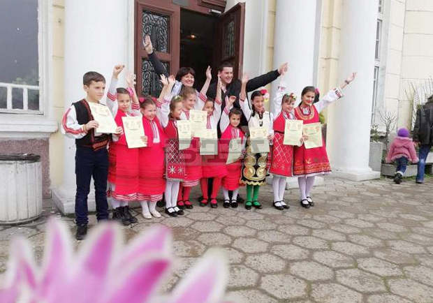 Децата от Школата по народно пеене и народни инструменти в Банско с медали от конкурса "Орфееви таланти" Децата от Школата по народно пеене и народни инструменти в Банско с медали от конкурса "Орфееви таланти"