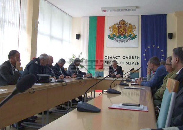 Общо 76 машини ще поддържат пътищата в Сливенско през зимата