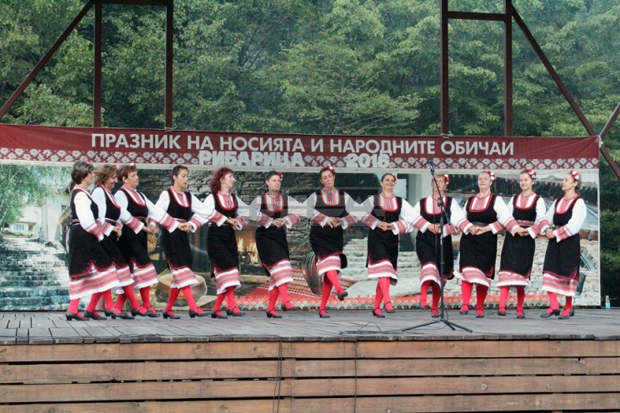 Празник на народния обичай и автентичната носия събира в Рибарица ритми и звуци отвсички фолклорни области в страната