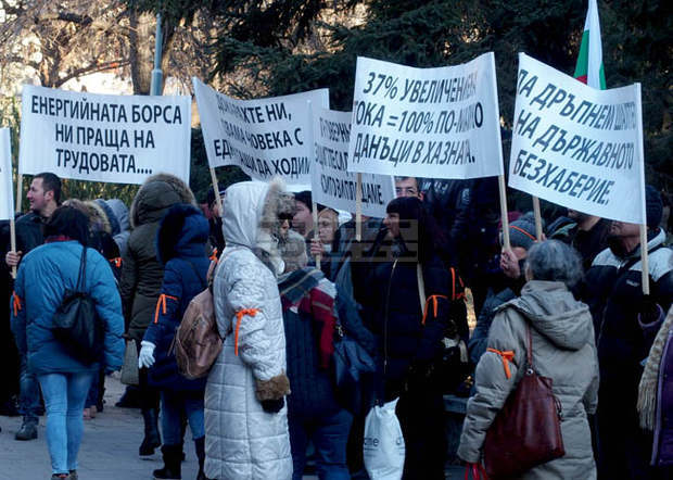 В Пловдив десетки протестираха мирно заради увеличението на тока