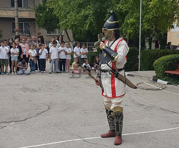 В Плевен представиха пред деца историята, облеклото и оръжията на траките В Плевен представиха пред деца историята, облеклото и оръжията на траките