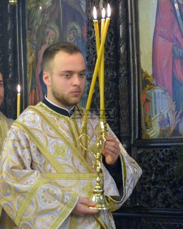 Отличник на семинарията ще донесе Благодатния огън за Пловдивска епархия Отличник на семинарията ще донесе Благодатния огън за Пловдивска епархия