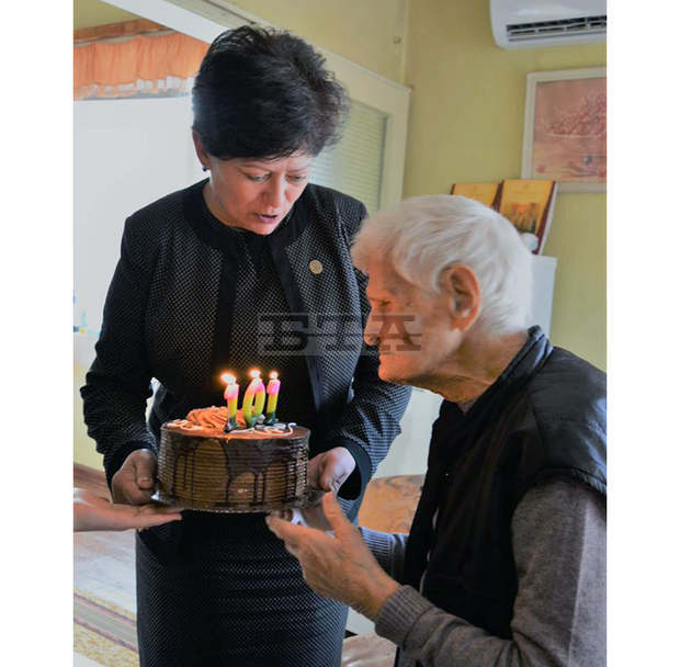 Кана Карабоюкова от Харманли рецитира стихове на 101-ия си рожден ден