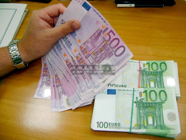 Митнически служители на пункта в Малко Търново откриха недекларирана валута в "Порше Кайен", шофьорът е задържан за агресивно поведение
