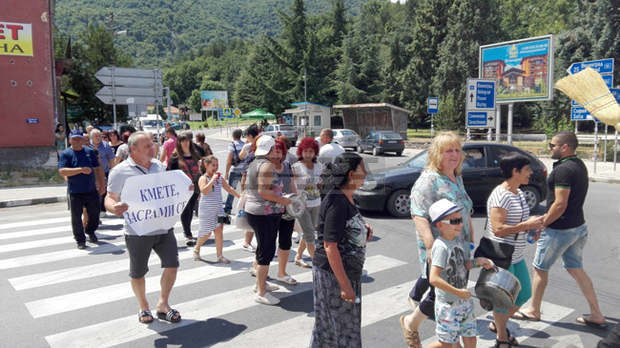 Жители на село Варвара в община Септември блокираха път като протест срещу управлението на общината