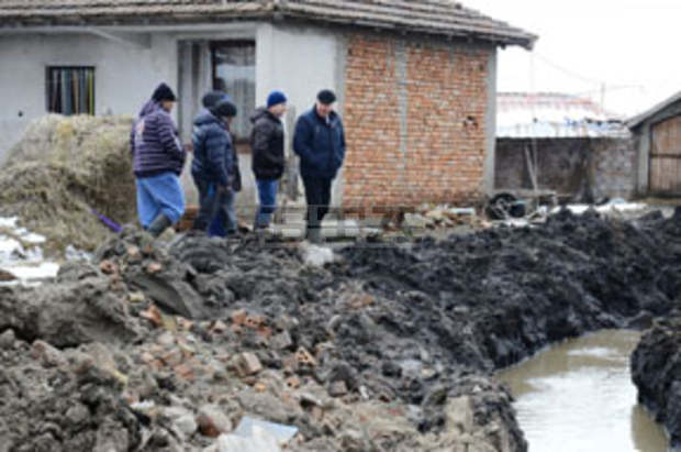 Три улици в ромския квартал във Видин са наводнени от подпочвени води Три улици в ромския квартал във Видин са наводнени от подпочвени води