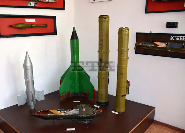 Ракетни комплекси, бронетанкова техника и различни боеприпаси се съхраняват в музея на военното формирование в Ловеч Ракетни комплекси, бронетанкова техника и различни боеприпаси се съхраняват в музея на военното формирование в Ловеч
