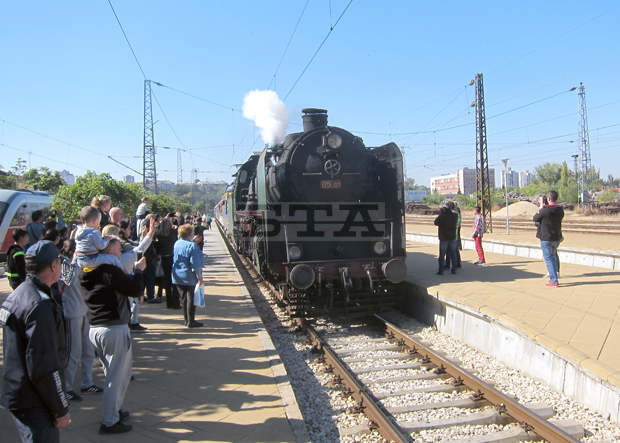 На плевенската жп гара днес стотици посрещнаха атракционния ретровлак на БДЖ
