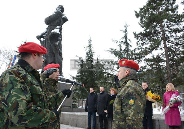 С военни почести отбелязаха 171-годишнината от рождението на Христо Ботев във Враца