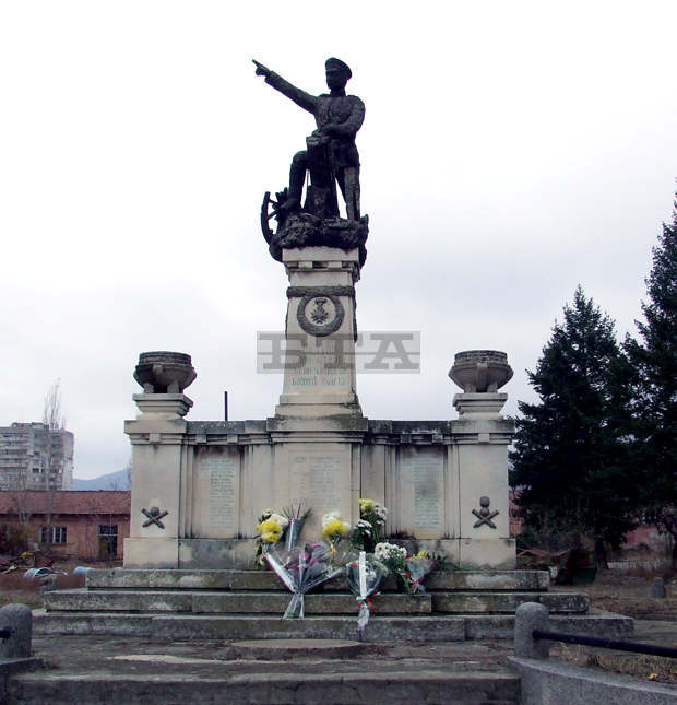 В Сливен бяха почетени героите от Шести артилерийски полк В Сливен бяха почетени героите от Шести артилерийски полк