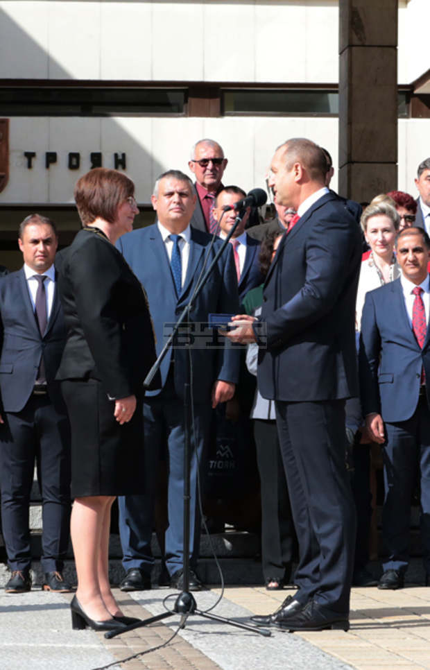 Президентът Румен Радев връчи почетен знак на Община Троян