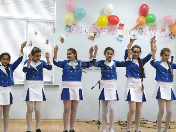 Деца от различни малцинствени групи изнесоха концерт "Да сбъднем мечтите си" в Омуртаг