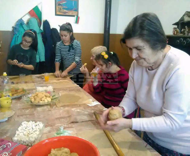 Деца приготвяха новогодишни сладки във Вкусна работилница в търговищкото село Пробуда