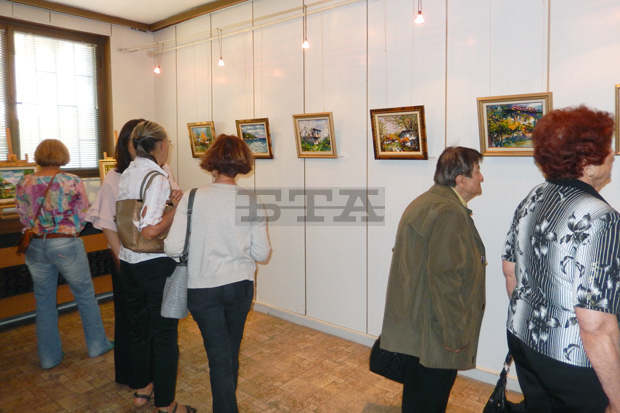 Цветното вълшебство на пролетта показва в картини малък формат художникът Румен Райнов от Търговище Цветното вълшебство на пролетта показва в картини малък формат художникът Румен Райнов от Търговище