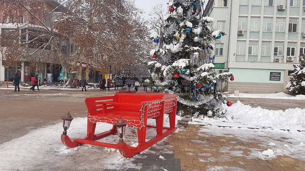 Дядо Коледа ще раздава лакомства край елхата в Търговище Дядо Коледа ще раздава лакомства край елхата в Търговище