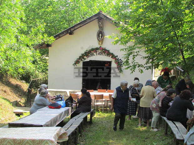 Параклис с извор събра десетки на храмов празник в поповското село Звезда