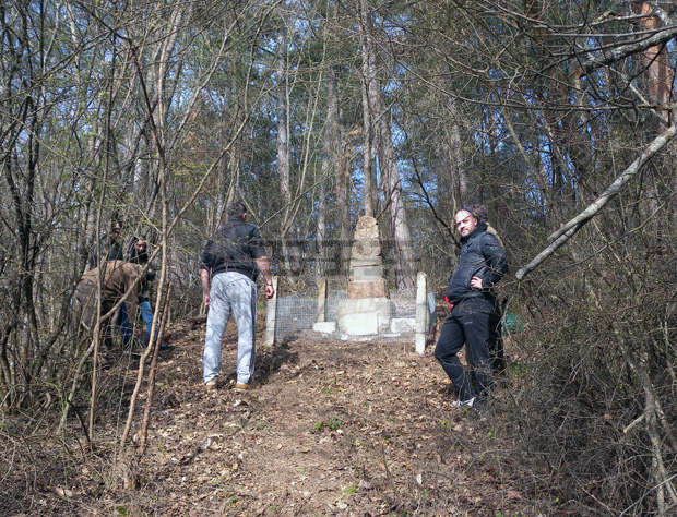 Възстановена е паметната плоча на първия лесовъд в Трънска околия Възстановена е паметната плоча на първия лесовъд в Трънска околия