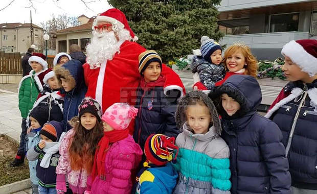 Дядо Коледа и Снежанка направиха обиколка на Свищов