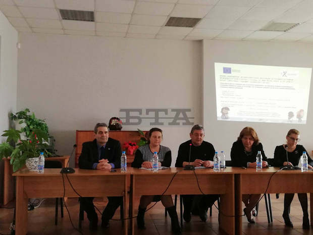 Деца от ромски произход в Радомирско ще учат допълнително български език Деца от ромски произход в Радомирско ще учат допълнително български език