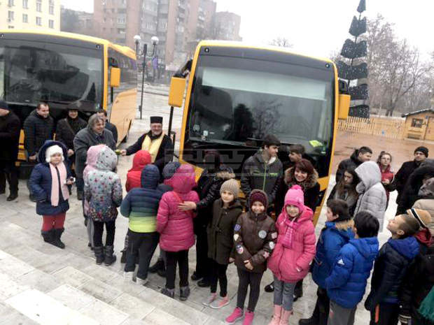 Две свищовски училища разполагат с нови автобуси, предоставени от МОН