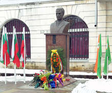 Паметник на земеделския деец Евтим Арсов бе открит в Перник