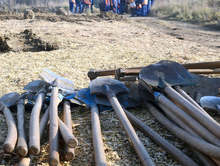 Пенсионери от Ямбол залесяват градския парк