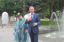 Кметът на Плевен откри новия "фонтан със жабките" в навечерието на празника на града