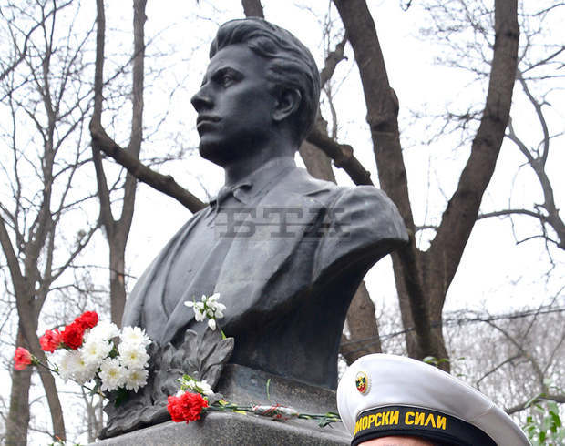 Поклонение пред паметника на Васил Левски във Варна