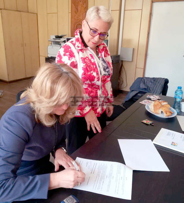 Средно училище "Братя Каназиреви" в Разлог и Средно училище Сен Кристоф, Франция, подписаха споразумение за сътрудничество